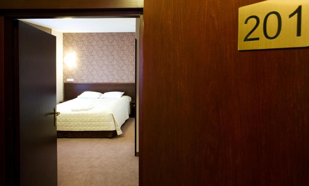 Hotel Centrum Квидзин Стая снимка