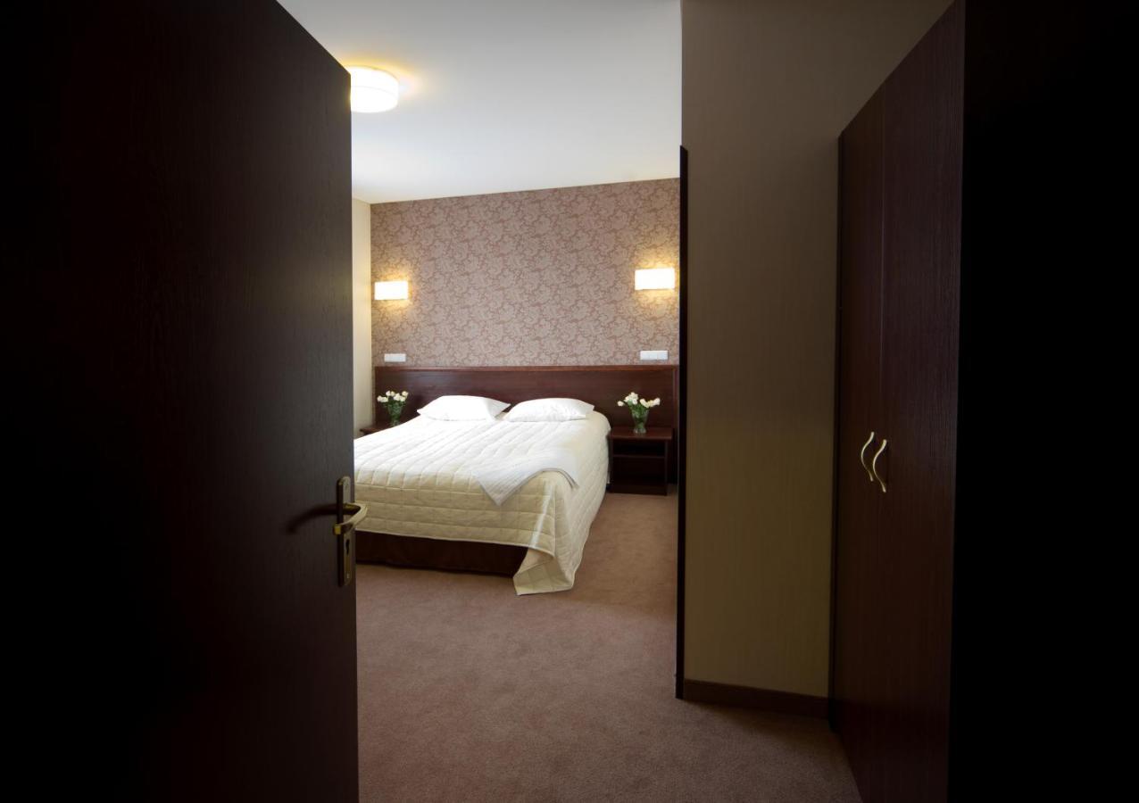 Hotel Centrum Квидзин Стая снимка